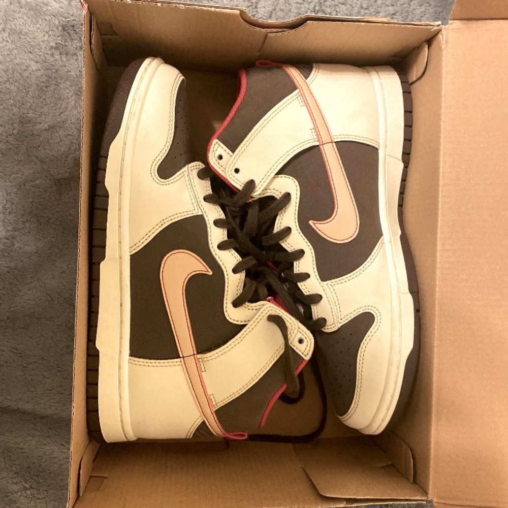 Nike Dunk High
SE 'Baroque
Brown'

they are new never wear them !